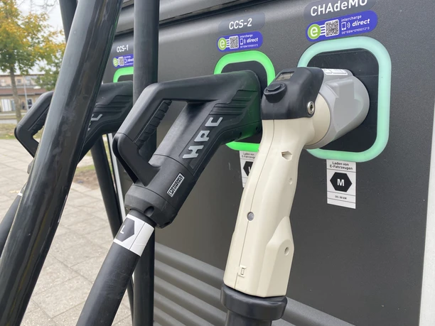 Symbolbild: Ladesäule E-Ladestation mit zwei verschiedenen Steckertypen (HPC und CHAdeMO) zur Elektroautoladung.