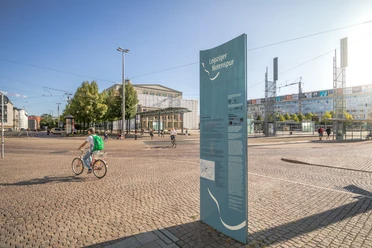 Stele der Leipziger Notenspur am Augustusplatz - Musikstadt Leipzig Sonniger Tag auf dem Augustusplatz mit Blick auf die Oper, im Vordergrund ist eine Stele der Notenspur zu erkennen, Musikstadt, Kultur