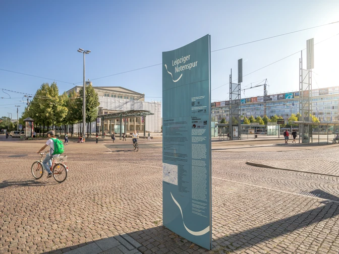 Stele der Leipziger Notenspur am Augustusplatz - Musikstadt Leipzig Sonniger Tag auf dem Augustusplatz mit Blick auf die Oper, im Vordergrund ist eine Stele der Notenspur zu erkennen, Musikstadt, Kultur