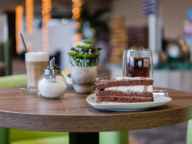 Café im Leeraner Miniaturland Das Bild zeigt einen gedeckten Tisch im Café im Leeraner Miniaturland