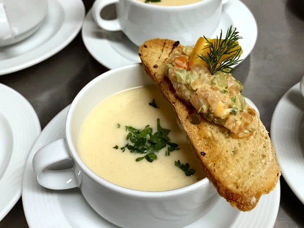 Restaurant "Die Fabrik" | Schaumsüppchen mit Orangenlachs