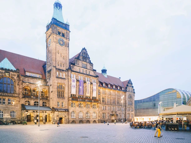 Chemnitz Neues Rathaus mit Blick über den Neumarkt Chemnitz Neues Rathaus mit Blick über den Neumarkt