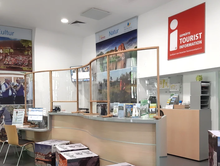 Tourist-Information im Kurgastzentrum Bad Meinberg Tourist-Information im Kurgastzentrum Bad Meinberg mit Broschüren, Infotafeln und PC-Arbeitsplätzen.