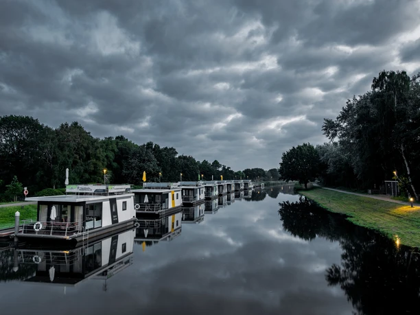 Hausboote bewölkt.jpg