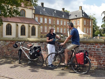 Radfahrer am Kloster Marienfeld in Harsewinkel