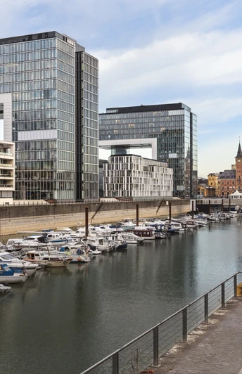Fahrradfahrer im Rheinauhafen