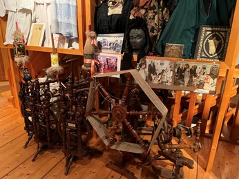 Spinnräder und historische Textilien als Teil der Ausstellung in der Mühle von Landesbergen.