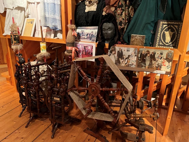 Spinnräder und historische Textilien als Teil der Ausstellung in der Mühle von Landesbergen.