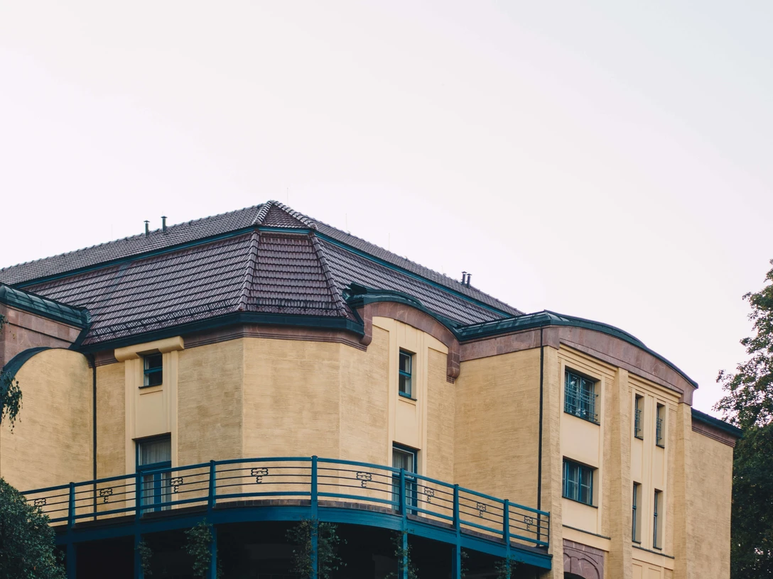 Villa Esche Historische Villa Esche mit markanter Architektur und hervorgehobener Rundveranda.Historic Villa Esche with striking architecture and prominent round veranda.Historická vila Esche s pozoruhodnou architekturou a zdůrazněnou kulatou verandou.Zabytkowa Villa Esche z uderzającą architekturą i podkreśloną okrągłą werandą.Historische Villa Esche met opvallende architectuur en benadrukte ronde veranda.Storica Villa Esche con un'architettura suggestiva e una veranda rotonda enfatizzata.