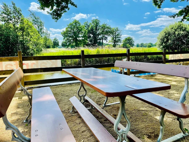 Biergarten am Bootsverleih Ise-Tour.jpg Biergarten am Bootsverleih Ise-Tour