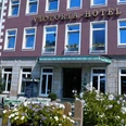 Aussenansicht.jpg Fassade des Victoria Hotels mit blühenden Blumen im Vordergrund und klassischer Architektur.