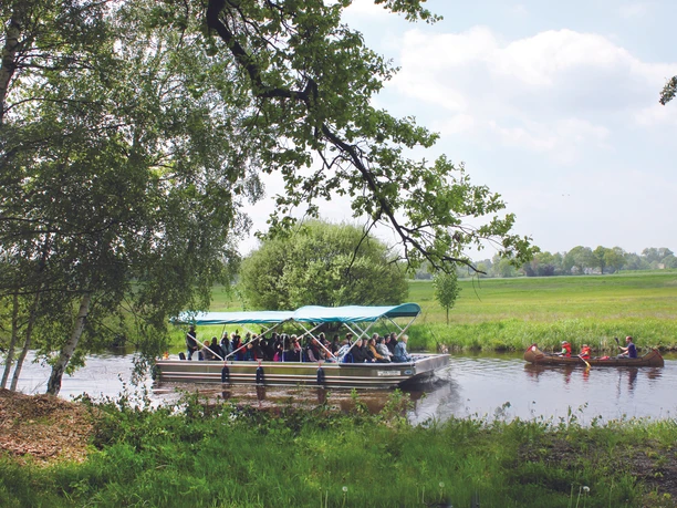 mit dem ueberdachten Kahn gemuetlich auf dem Wasser bei Gifhorn mit dem ueberdachten Kahn gemuetlich auf dem Wasser bei Gifhorn