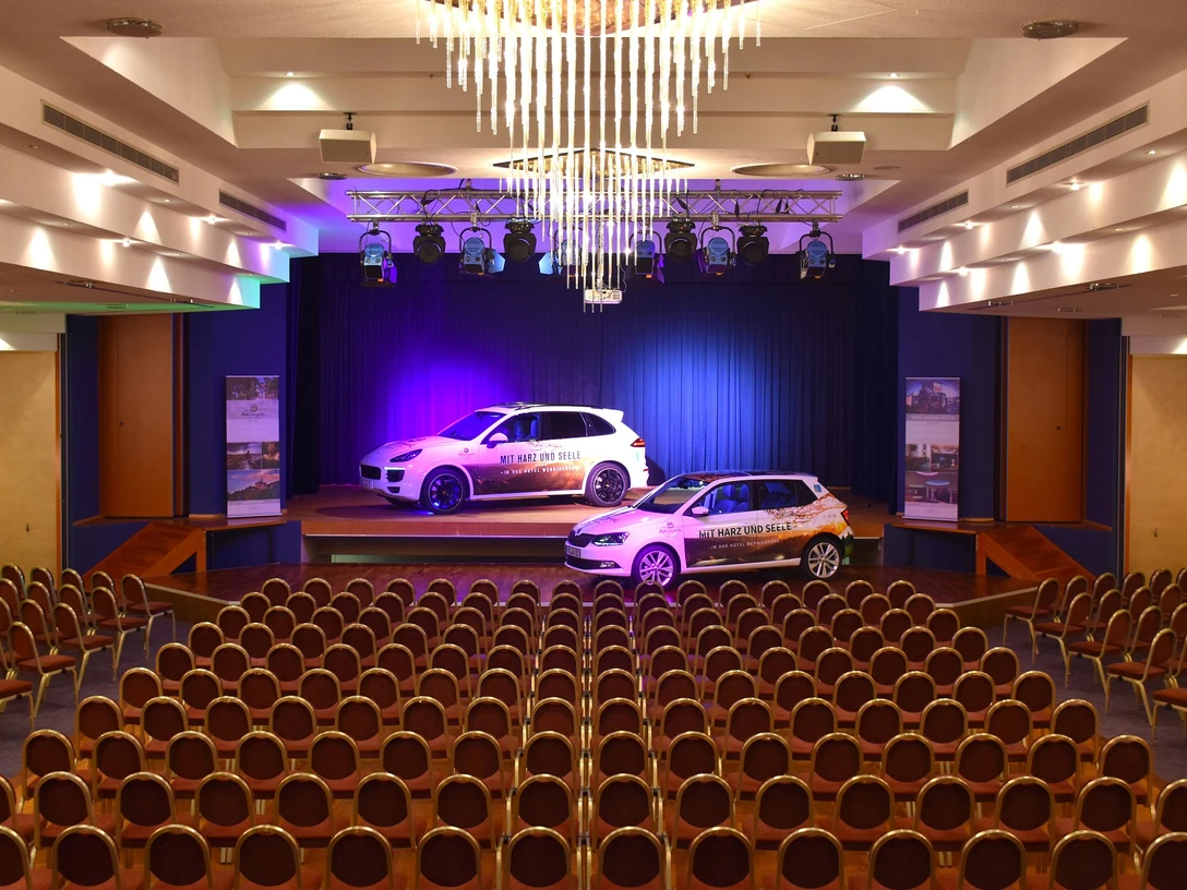 HKK Hotel Wernigerode - Saal mit Autos HKK Hotel Wernigerode - Saal mit Autos