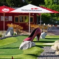 Abenteuergolfpark Groitzsch - Freizeit in der Leipzig Region Auf dem Abenteuergolfpark in Groitzsch kommen große und kleine Gäste auf ihre Kosten, im Hintergrund das Bistro Bieraterie, Freizeit, Familie, Minigolf, Gastronomie, Leipzig mit Kindern