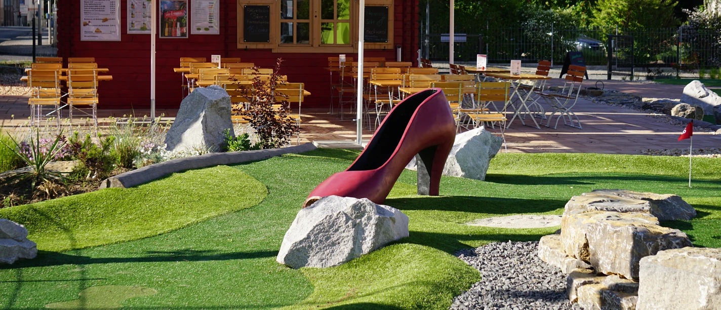 Abenteuergolfpark Groitzsch - Freizeit in der Leipzig Region Auf dem Abenteuergolfpark in Groitzsch kommen große und kleine Gäste auf ihre Kosten, im Hintergrund das Bistro Bieraterie, Freizeit, Familie, Minigolf, Gastronomie, Leipzig mit Kindern