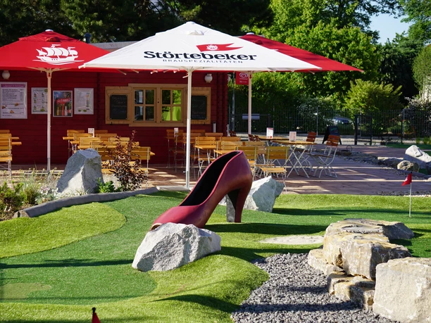 V adventure golfovém parku v Groitzsch si přijdou na své hosté všech věkových kategorií, v pozadí bistro Bieraterie, volný čas, rodina, minigolf, stravování, Lipsko s dětmi