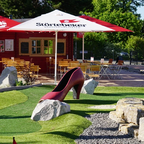 At the adventure golf park in Groitzsch, guests of all ages get their money's worth, with the Bieraterie bistro in the background, leisure, family, mini golf, gastronomy, Leipzig with children