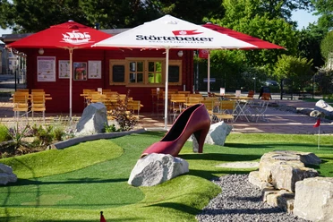 rozrywka, rodzina, minigolf, catering, Lipsk, Lipsk z dziećmi, w parku golfowym w Groitzsch, goście w każdym wieku dostaną to, na co zasługują, z bistro Bieraterie w tle, czas wolny, rodzina, minigolf