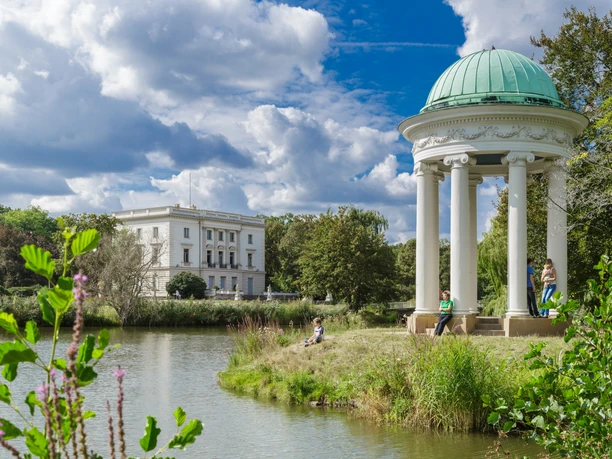 Agra-Park in Markkleeberg it Musentempel und Weißem Haus agra-Park in Markkleeberg mit Pavillon und Weißem Haus