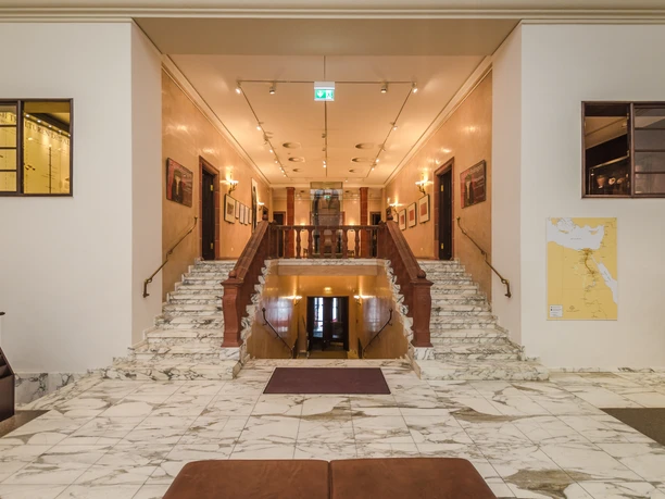 Blick auf einen Treppenaufgang im Ägyptischen Museum der Universität Leipzig mit Marmorboden, Kultureinrichtung, Ausstellung
