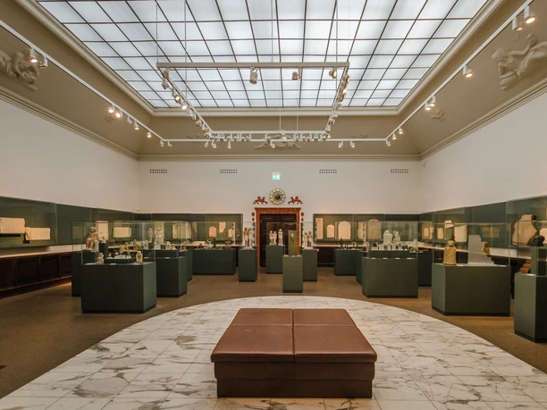 Blick in einen Ausstellungsbereich im Ägyptischen Museum der Universität Leipzig mit vielen Exponaten, Kultureinrichtung, Museen