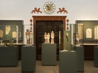 Ägyptisches Museum der Universität Leipzig - Museen in Leipzig Blick in den Ausstellungsraum des Museums der Universität Leipzig mit vielen antiken Exponaten.