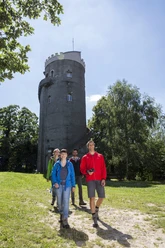 Albertturm Collm Wermsdorf - Wandern in der Leipzig Region Eine Gruppe von Wanderern am Albertturm im Collm, einem Waldgebiet in Wermsdorf bei Sonnenschein und blauem Himmel, Wandern, Aktiv, Natur, Region