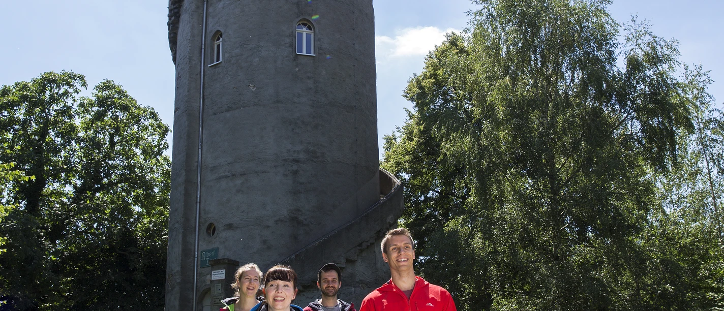 Albertturm Collm Wermsdorf - Wandern in der Leipzig Region Eine Gruppe von Wanderern am Albertturm im Collm, einem Waldgebiet in Wermsdorf bei Sonnenschein und blauem Himmel, Wandern, Aktiv, Natur, Region
