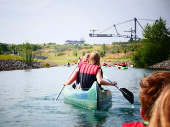 ALL-on-SEA Bootsverleih Markkleeberger See Kanufahrer mit Schwimmwesten paddeln am Markkleeberger See , im Hintergrund das Industriedenkmal Bergbau-Technik-Park, Freizeit, Wassersport, Kanufahren, Aktiv