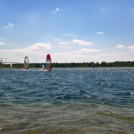 Navigateurs sur le lac de Markkleeberg, en arrière-plan le parc technique minier, Actif, Sports nautiques, Leipziger Neuseenland, Voile