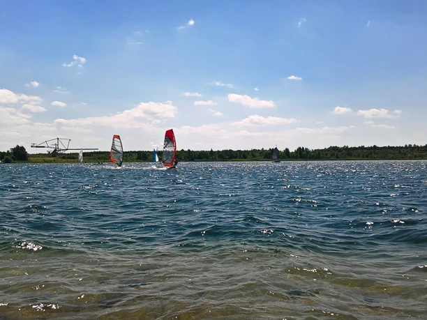 Żeglarze na jeziorze Markkleeberg, w tle Górniczy Park Technologiczny, Aktywnie, Sporty wodne, Lipsk Nowe Pojezierze, Żeglarstwo