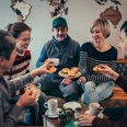 allerleipzig - Kulinarische Stadtführungen - Stadtführungen in Leipzig Eine Gruppe Menschen sitzt mit Kaffee zusammen und probiert süße Pasteis im Rahmen der kulinarischen Stadtführung von allerleipzig.