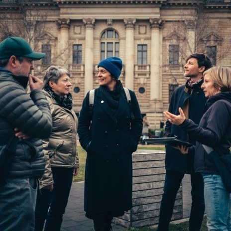 Eine Gruppe steht im Rahmen der kulinarischen Stadtführung von allerleipzig vor dem Bundesverwaltungsgericht, Stadtführungen, Kulinarik, Genuss, Cafés