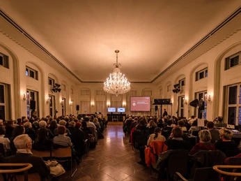 Innenraum der Alten Börse Leipzig - Sehenswürdigkeiten in Leipzig Blick in den mit Gästen besetzten Saal der Alten Börse, der für Veranstaltungen genutzt werden kann, Kultur, Geschichte, Veranstaltungen