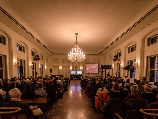 Innenraum der Alten Börse Leipzig - Sehenswürdigkeiten in Leipzig Blick in den mit Gästen besetzten Saal der Alten Börse, der für Veranstaltungen genutzt werden kann, Kultur, Geschichte, Veranstaltungen
