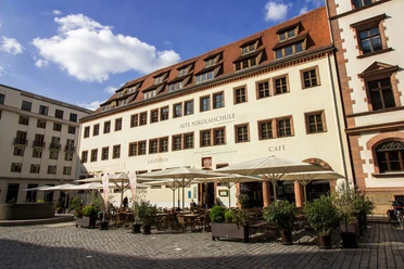 Alte Nikolaischule - Gastronomie in Leipzig Blick auf die Fassade der Alten Niklaischule an der Nikolaikirche in der sich sowohl ein Restaurant als auch ein Museum über Richard Wagner befindet, Gastronomie in Leipzig, Kultureinrichtung, Musikstadt