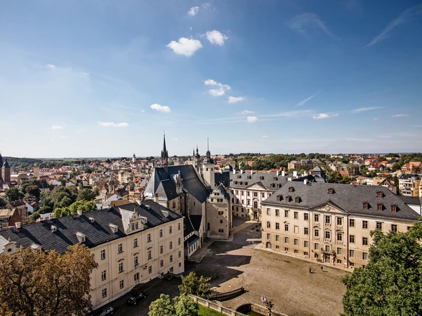 Residenzschloss Altenburg - Veranstaltungen in der Leipzig Region Blick auf das Altenburger Residenzschloss, im Hintergrund ist die Stadt Altenburg zu sehen, Architektur, Geschichte