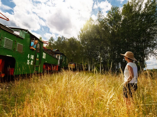 Kohlebahn Meuselwitz - Industriekultur in der Leipzig Region Eine Frau mit Sonnenhut beobachtet die vorbeiziehende Kohlebahn Meuselwitz, Industriekultur, Geschichte