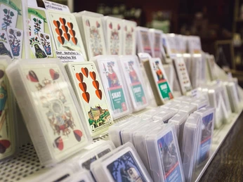 Spielkarten- & Spezialitätenladen Altenburg - Sehenswürdigkeiten in der Leipzig Region Blick auf eine Ladentheke mit den typischen Altenburg-Spielkarten, Sehenswürdigkeiten, Kultur