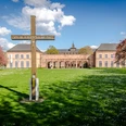 Alter Johannisfriedhof - Kultureinrichtungen in Leipzig Blick auf das Holzkreuz das an die zerstörte Johanniskirche erinnert und das Gebäude der Grassi Museen für Völkerkunde Musikinstrumente und angewandte Kunst am Johannisplatz in denen man wunderbare Ausstellungen betrachten kann, Kultureinrichtung in Leipzig, Museum, Geschichte, Kultur
