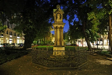 Altes Bachdenkmal - Leipziger Komponisten Die Büste von Bach steht auf einer Säule in den Grünanlagen am Dittrichring bei Dunkelheit und erinnert an den berühmten Thomaskantor, Musikstadt, Kultur, Komponist