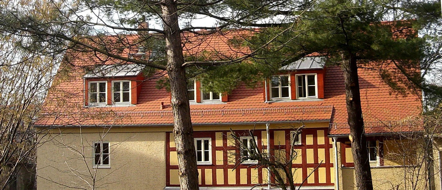 Appartement "Altes Kantorat" à Markkleeberg - Hébergement dans la région de Leipzig Les appartements Altes Kantorat se trouvent dans une maison à colombages entourée d'arbres.