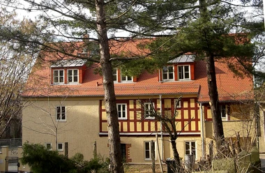 Ferienwohnung „Altes Kantorat“ in Markkleeberg - Unterkünfte in der Leipzig Region Die Ferienwohnungen Altes Kantorat befinden sich in einem fachwerkähnlichen Haus umgeben von Bäumen.