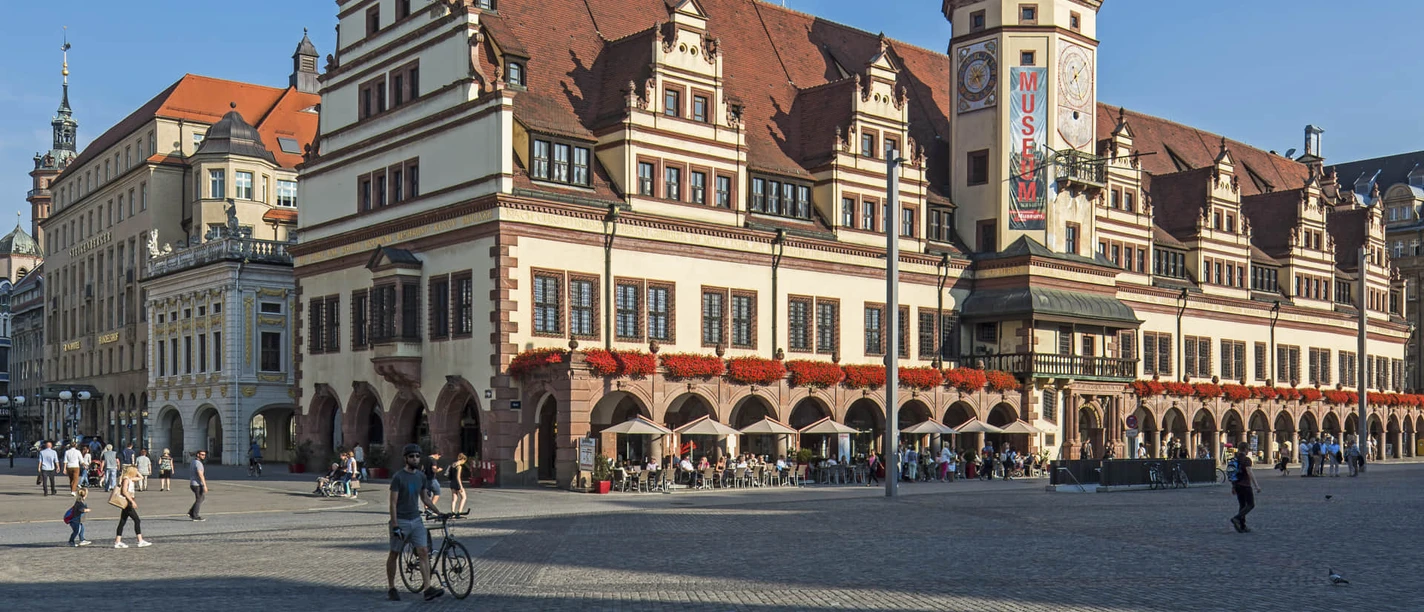 Altes Rathaus Leipzig mit Stadtgeschichtlichem Museum - Museen in Leipzig Blick auf das Alte Rathaus am Marktplatz das bis 1905 Sitz der Stadtverwaltung war und nun viele Geschäfte und das Stadtgeschichtliche Museum beinhaltet, Kultureinrichtung, Shopping, Sehenswürdigkeiten, Museen in Leipzig, Architektur