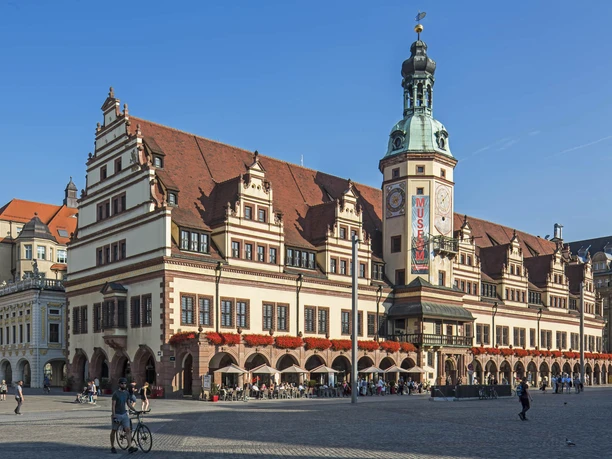 Pohled na Starou radnici na náměstí, která byla do roku 1905 sídlem městské správy a nyní v ní sídlí řada obchodů a Muzeum historie města, Kulturní centrum, Nakupování, Památky, Muzea v Lipsku, Architektura