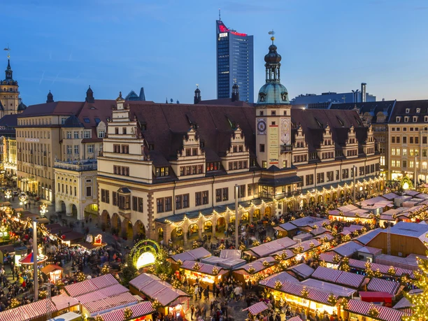 Weihnachtsmarkt am Alten Rathaus - Weihnachten in Leipzig Blick aus der Vogelperspektive auf den Weihnachtsmarkt am Markt voller bunt beleuchteter Buden und vieler Besucher zur Abendzeit, Kultur, Freizeiteinrichtungen, Weihnachten