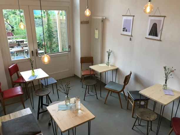 Analog Café Innenraum - Cafés in Leipzig Blick in das Café mit individueller Möblierung, Café, Kulinarik, Genuss, Gastronomie