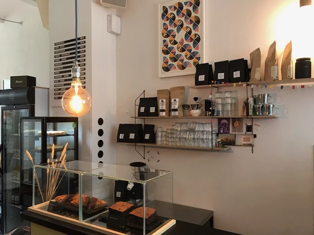 Minimalistyczny wystrój kawiarni ANALOG w Lipsku, zielone rośliny, ładne naczynia, kawa i ciasto, gastronomia, czas wolny, kawiarnie