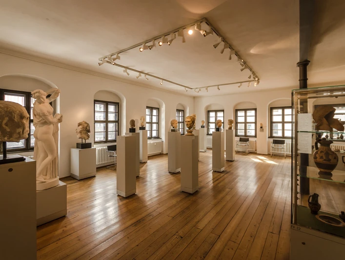 Antikenmuseum der Universität Leipzig - Museen in Leipzig Blick in einen Ausstellungsraum im Antikenmuseum der Universität Leipzig mit Exponaten und Büsten, Kultureinrichtungen, Geschichte, Museen in Leipzig