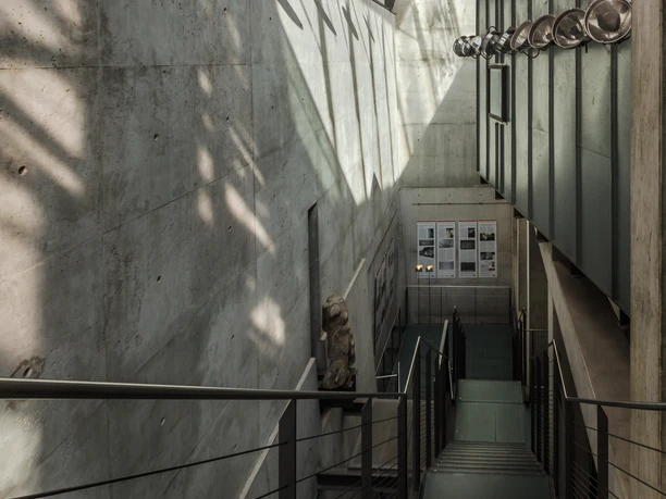 Antikenmuseum der Universität Leipzig - Museen in Leipzig Blick auf einen Treppenabgang im Antikenmuseum der Universität Leipzig der zu einem Teil der Ausstellungen führt, Kultureinrichtungen, Geschichte, Museen in Leipzig